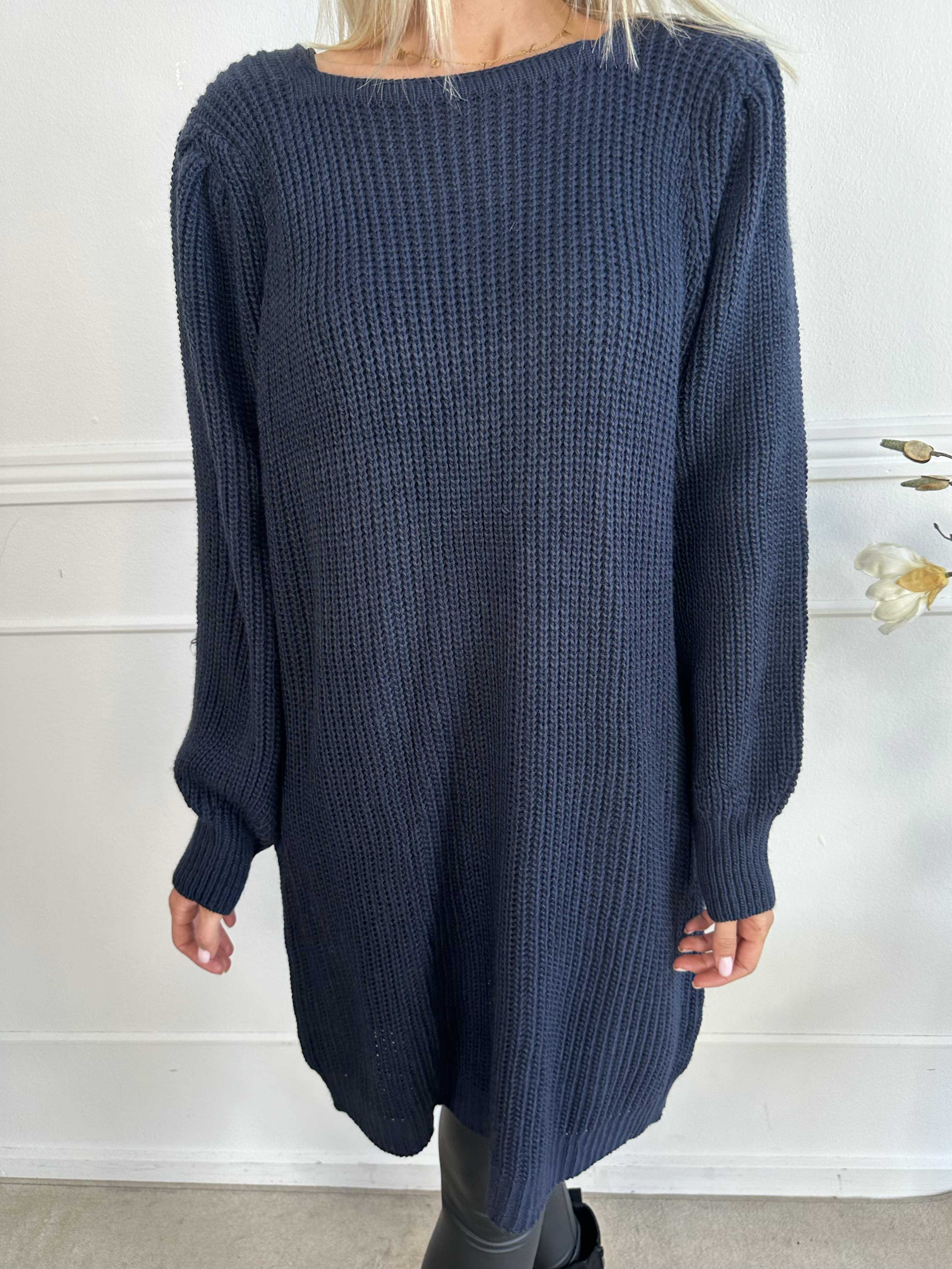 Dajana - Sød strikkjole med ballonærmer